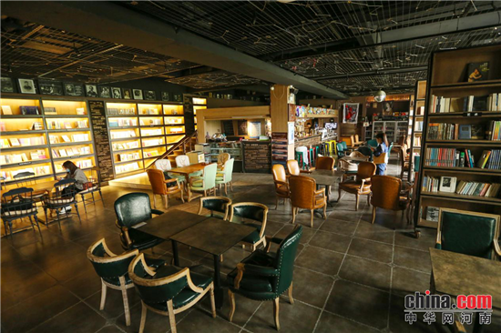 城市之光書店“跨界”賣鹵味，能否用肉香留住讀者？